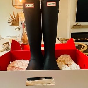 Original tall adjustable Hunter boots. Brand new in box. Size US 7. Black.